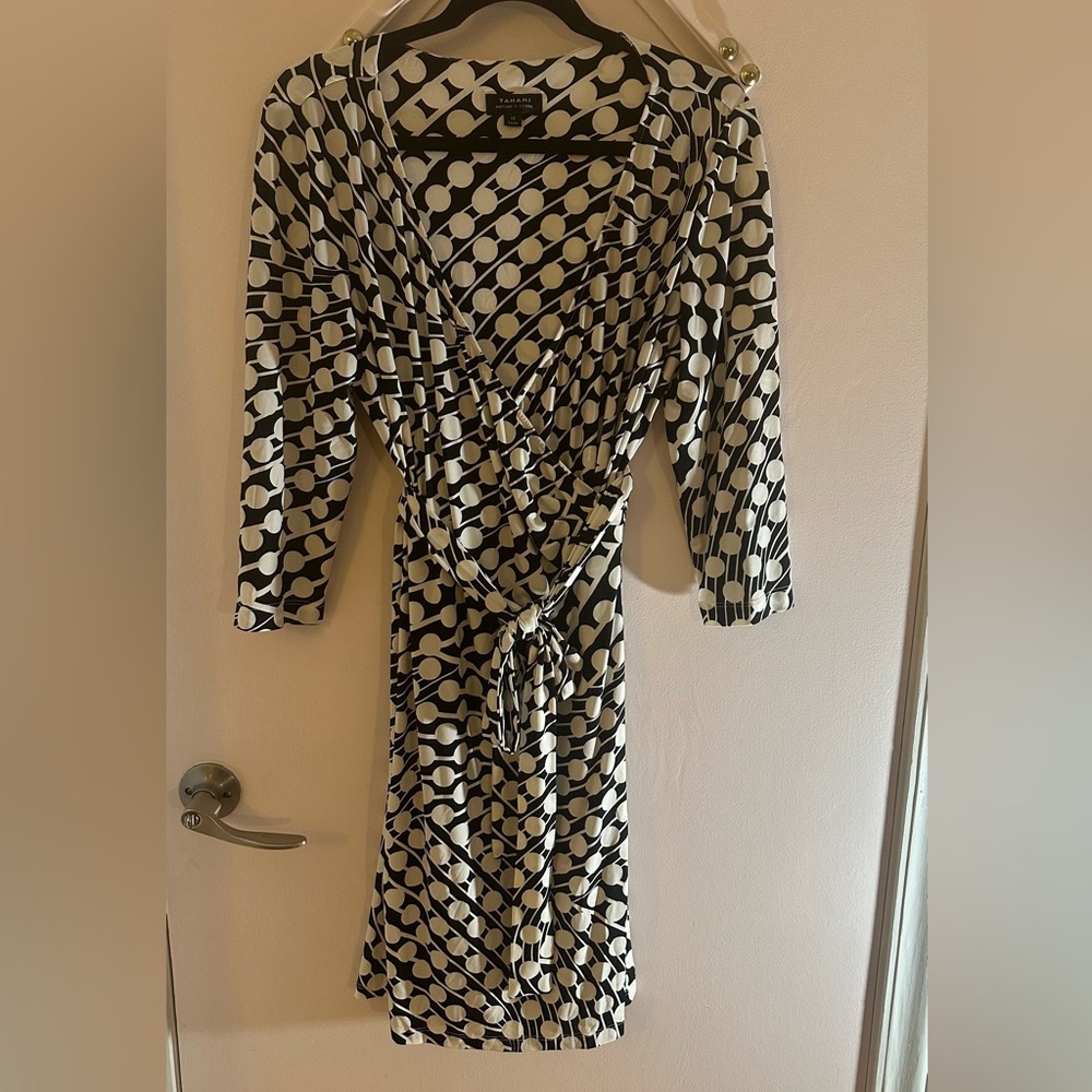 Tahari Arthur S Levine Wrap Dress Size 10 Black White Geometric Print 3/4 Sleeve
